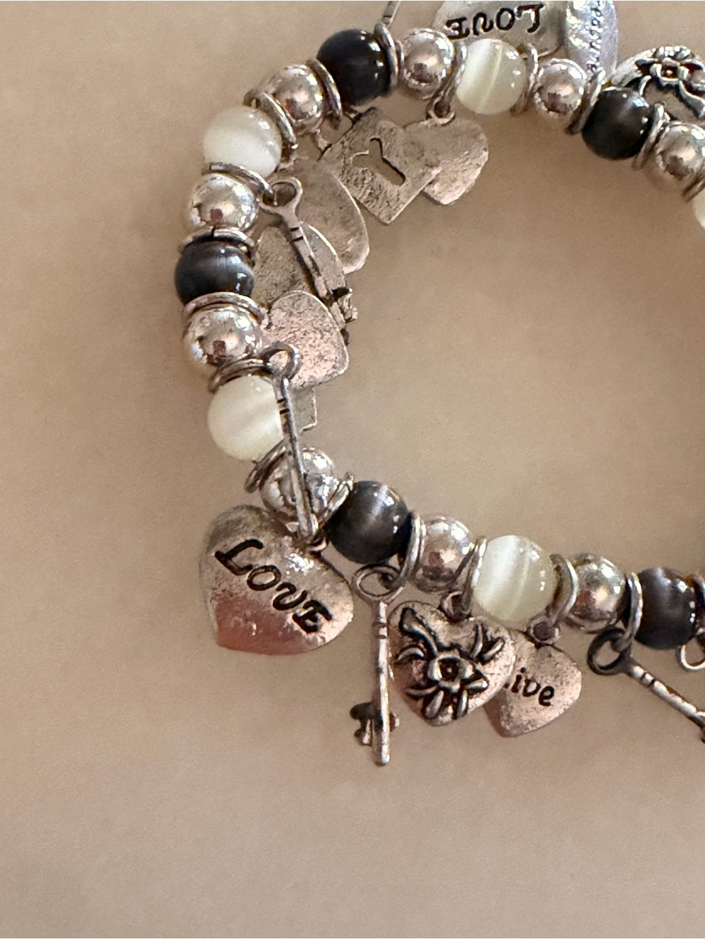 Source Unknown Silver-Tone Charm Bracelet with Black and White Beads - Picture 5 of 6